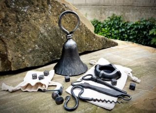 Co víc si přát než co ti kovárna může dát? Zvonky, svícny, otvíráky či kostky na hry stylové. Vývrtky na víno pro dny...