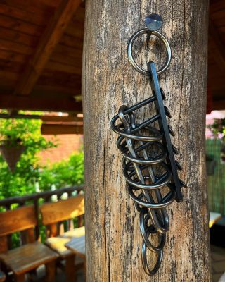 Still wondering how this one could be ever invented. 👌 #ｍasterpiece #metalpuzzle #ironpuzzle #brainteaser #handmade...